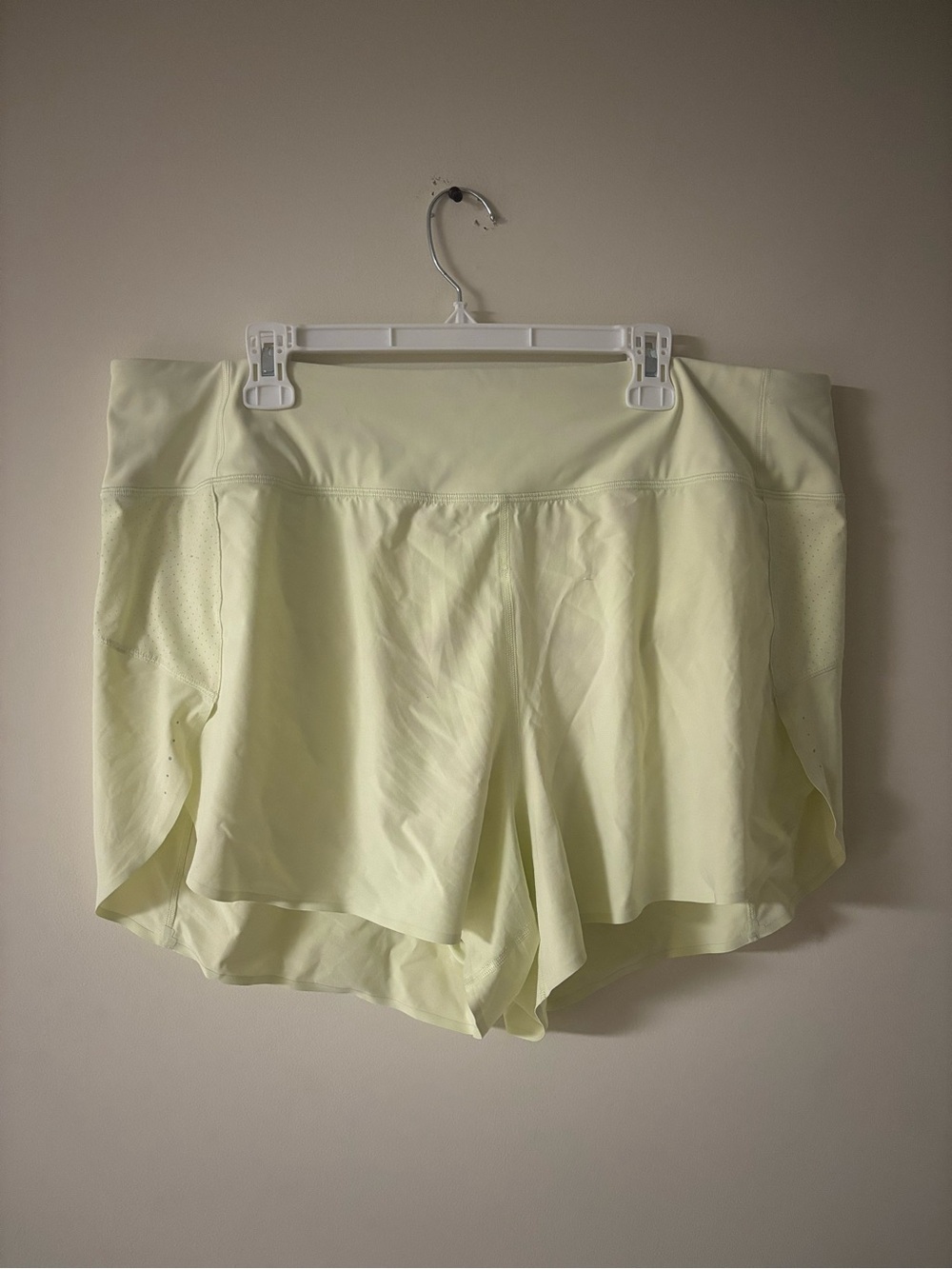 Athleta Run With It 3.5 Shorts 2XL Yellow Athletic Running Shorts Lightweight